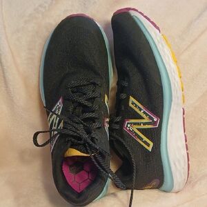 New Balance Black and Yellow Athletic Shoes Sleek Design